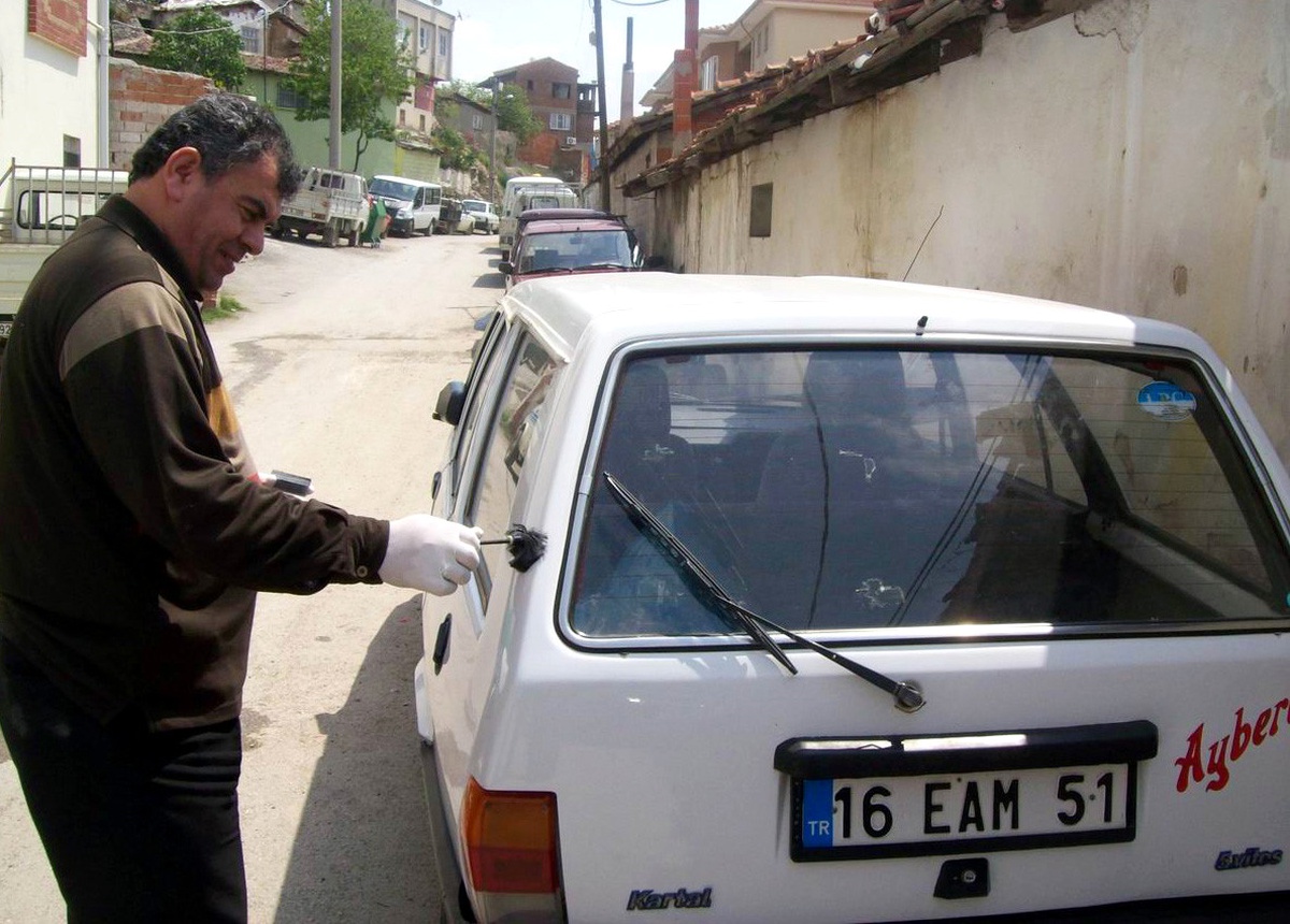 Aracından Çantası Çalınan Sürücü, Anonsla Arandı