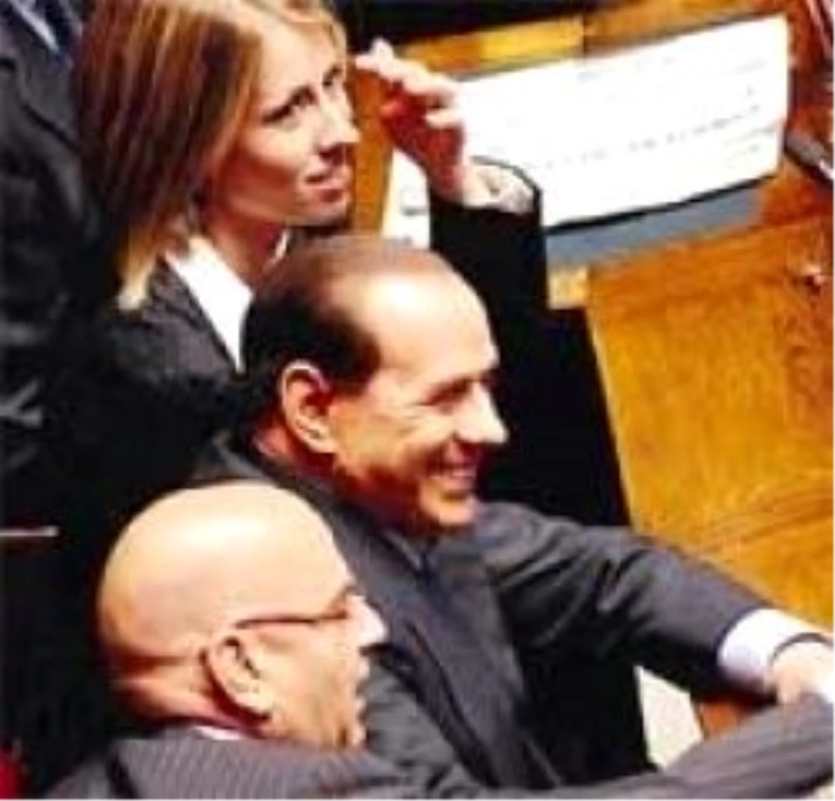 Berlusconi, En Güzel Vekilin Yanına Oturdu