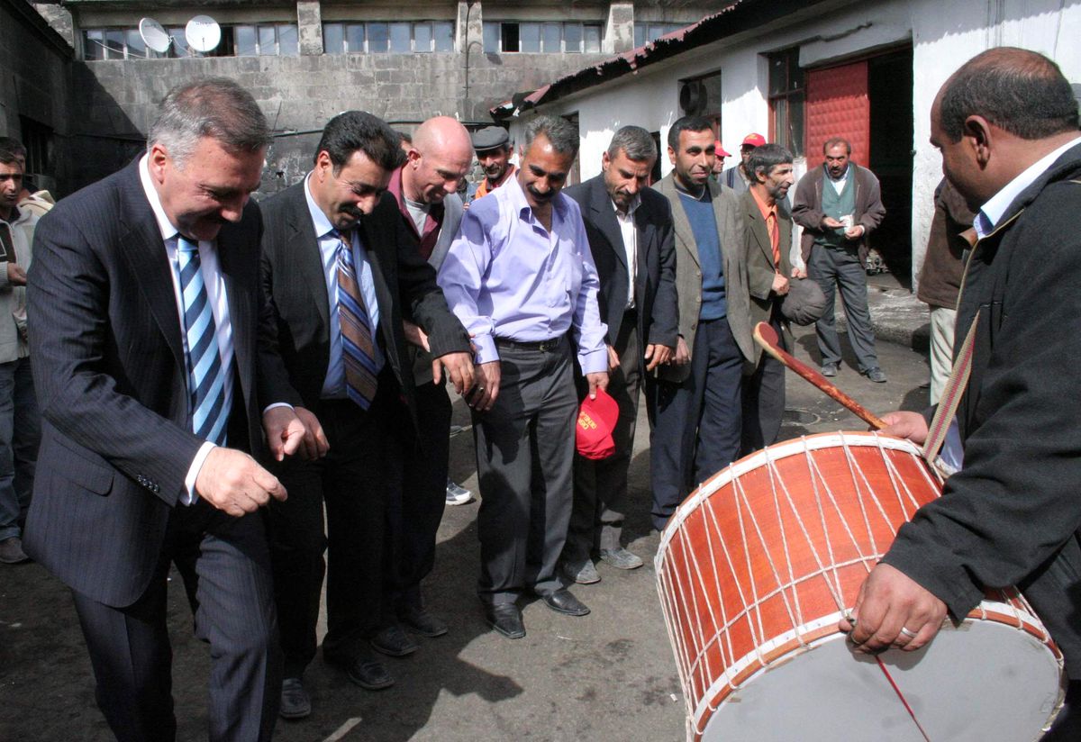 Kars Belediyesi'nde Çerezli Çiçekli '1 Mayıs' Kutlaması