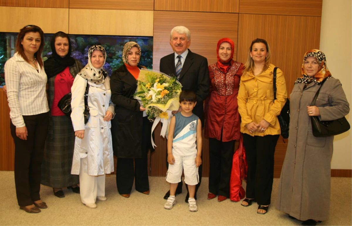 AK Parti Söğütlü İlçe Kadın Kolları Üyeleri, Başkan Duran\'ı Ziyaret Etti