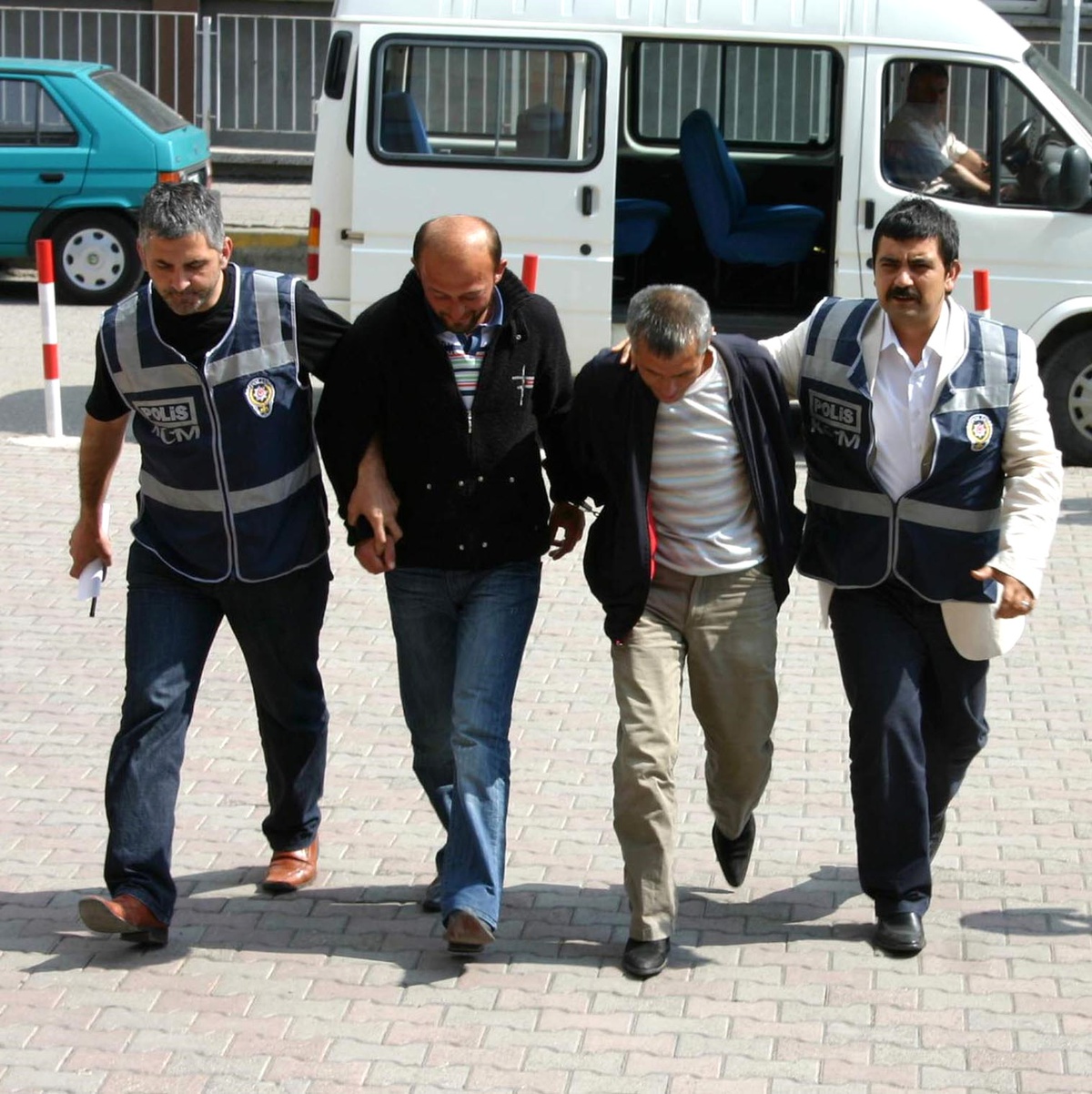 Emniyet Ekibi Uyuşturucuya Geçit Vermiyor