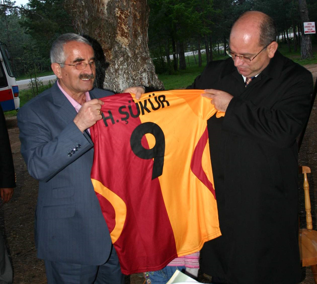 Fenerbahçeli Başkandan Galatasaraylı Vali'ye Forma