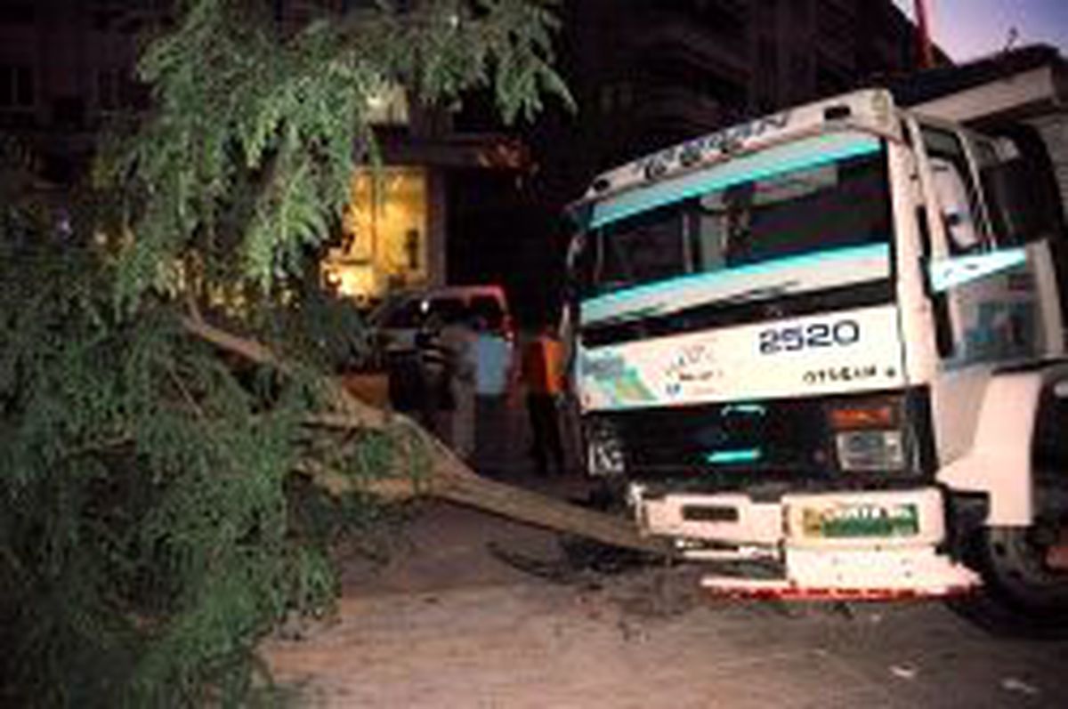 Freni Boşalan Kamyon Park Halindeki Otomobili Biçti