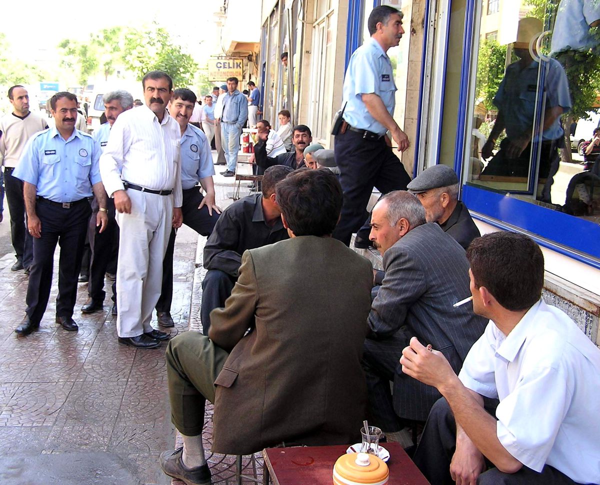 Siirt'te Devam Eden Kaldırım İşgaline Çözüm Aranıyor