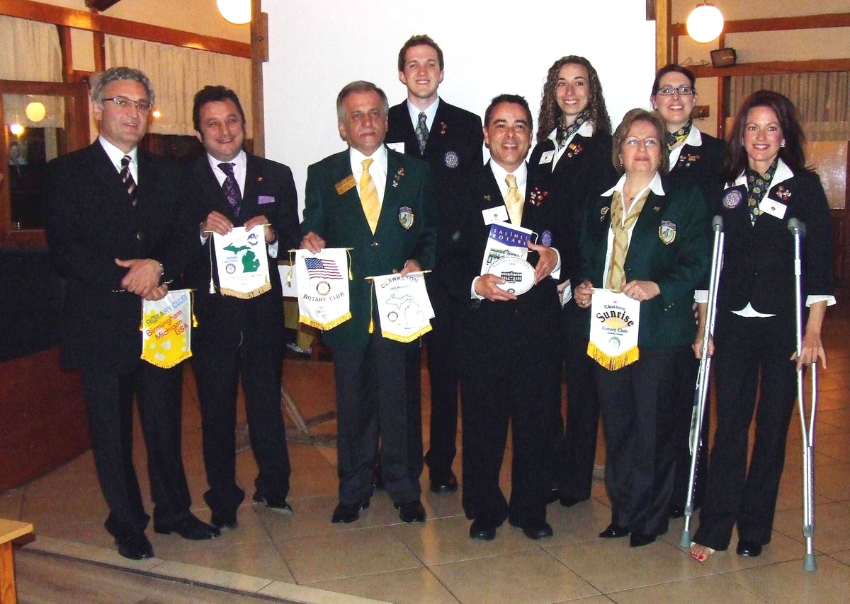 ABD ve Kanadalı Rotaryanlara Atatürk Rozeti