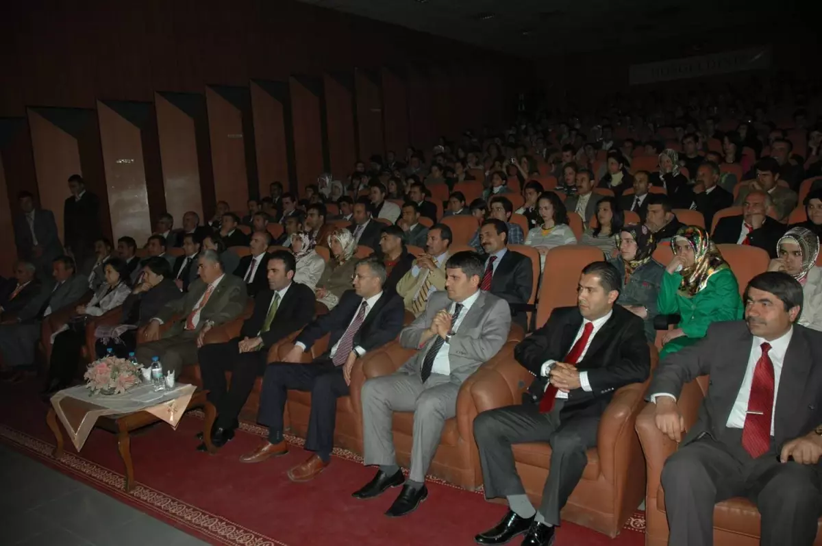 Ağrı'da Öğretmenler Tiyatro Topluluğuna Yoğun İlgi