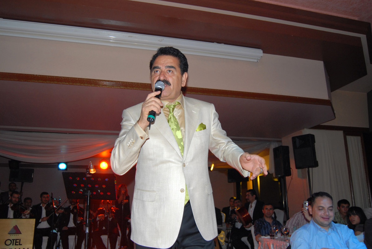İbrahim Tatlıses, Adana'da Hayranlarının Yoğun İlgisiyle Karşılaştı