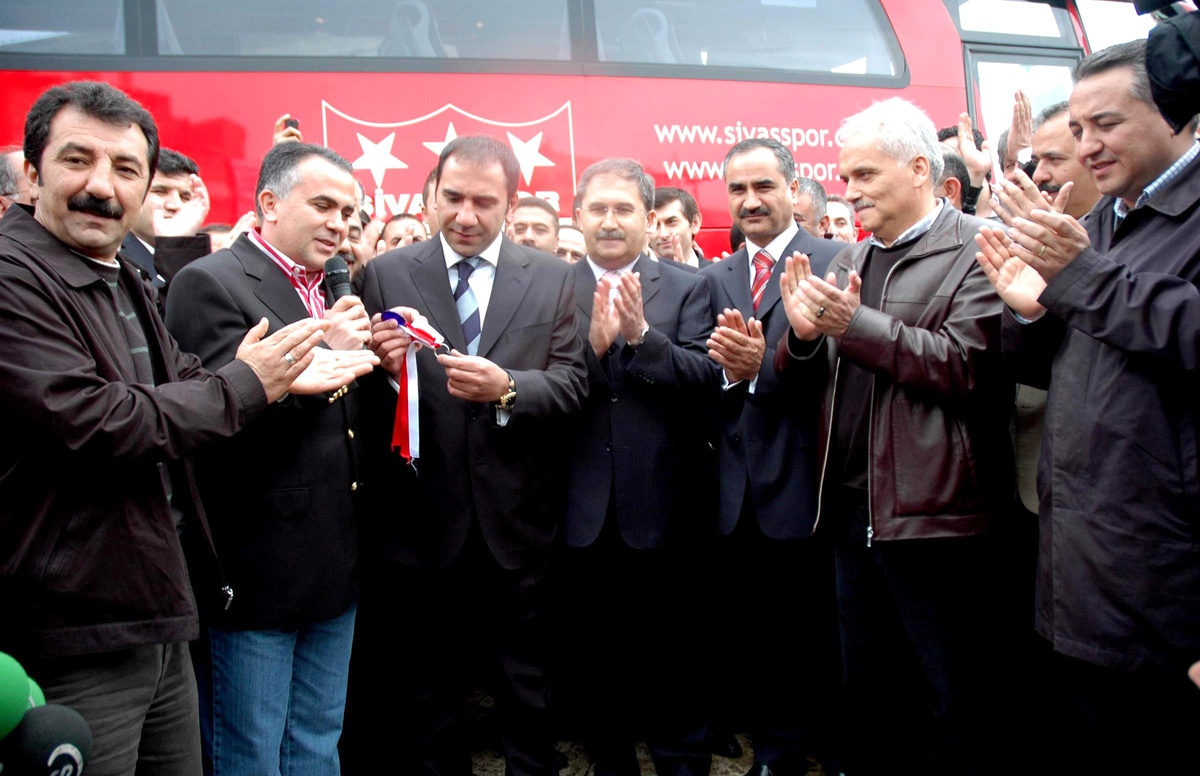Stso'nun Aldığı Otobüs, Sivassporlu Yöneticilere Teslim Edildi