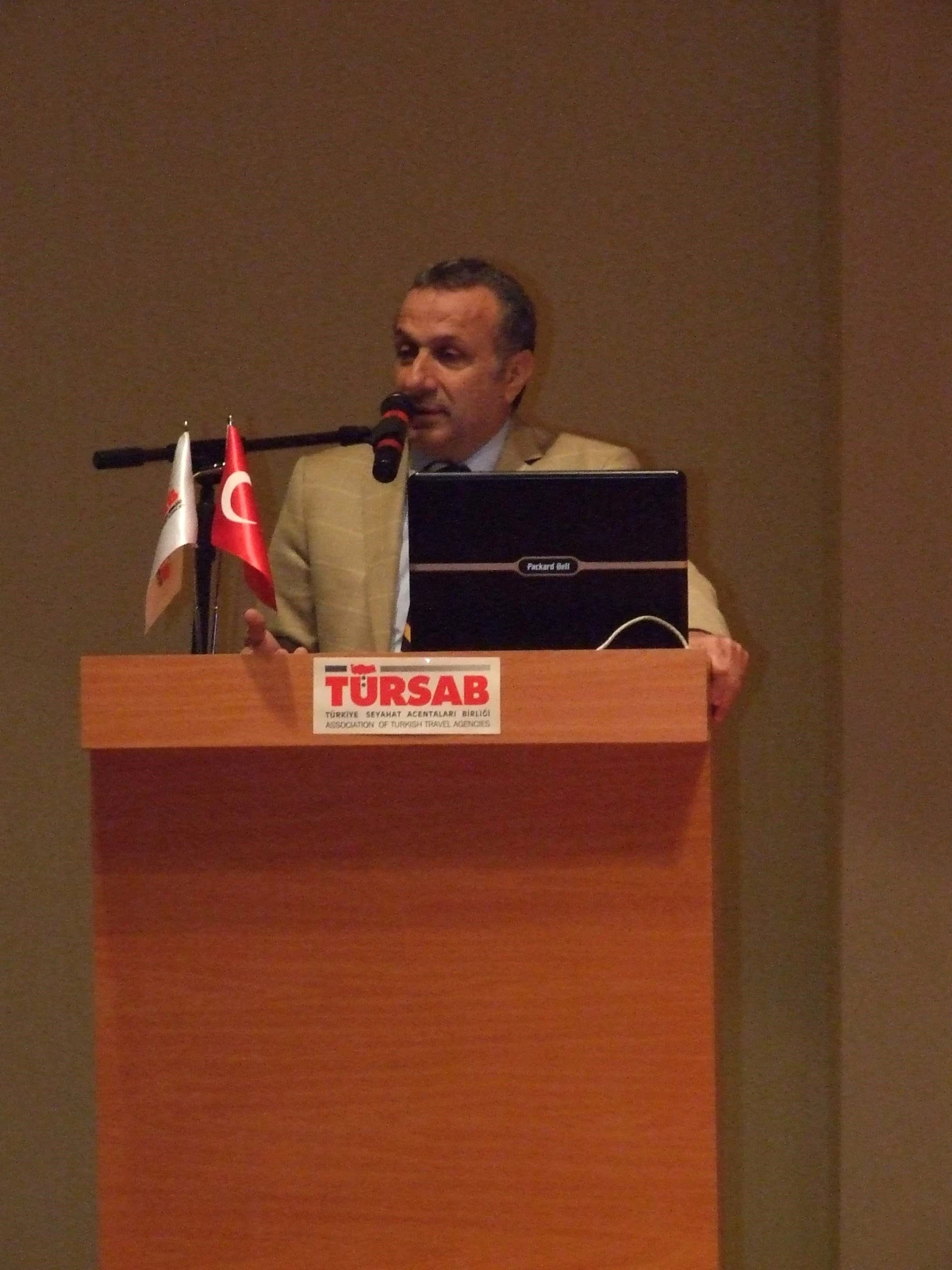 Türsab Başkanı Ulusoy Türkiye\'de Ulaşımın Karayolunda Yoğunlaşmasını Eleştirdi