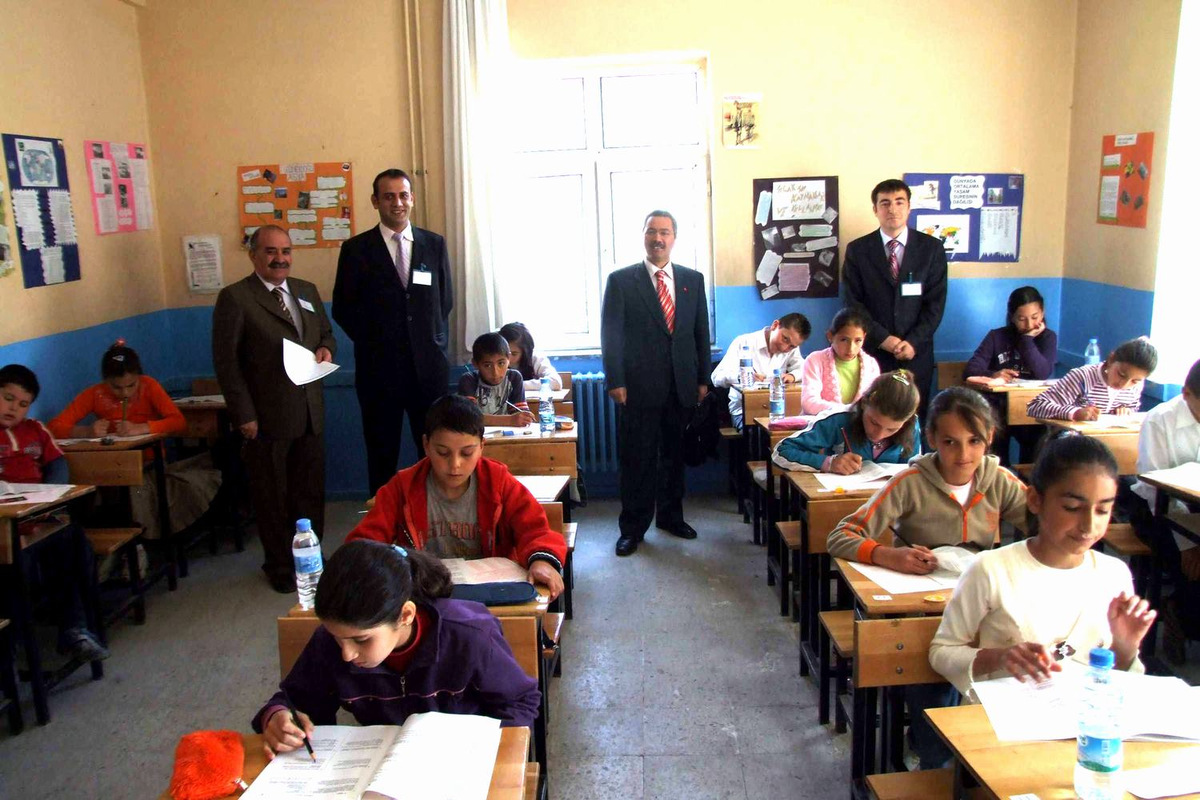 Suşehri'nde Öğrenciler, Devlet Parasız Yatılı ve Bursluluk Sınavında Ter Döktü