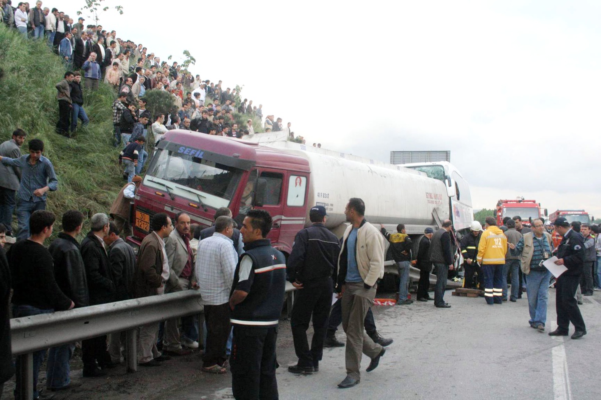 Tem Otoyolu'nda Zincirleme Trafik Kazası: 2 Ölü, 16 Yaralı