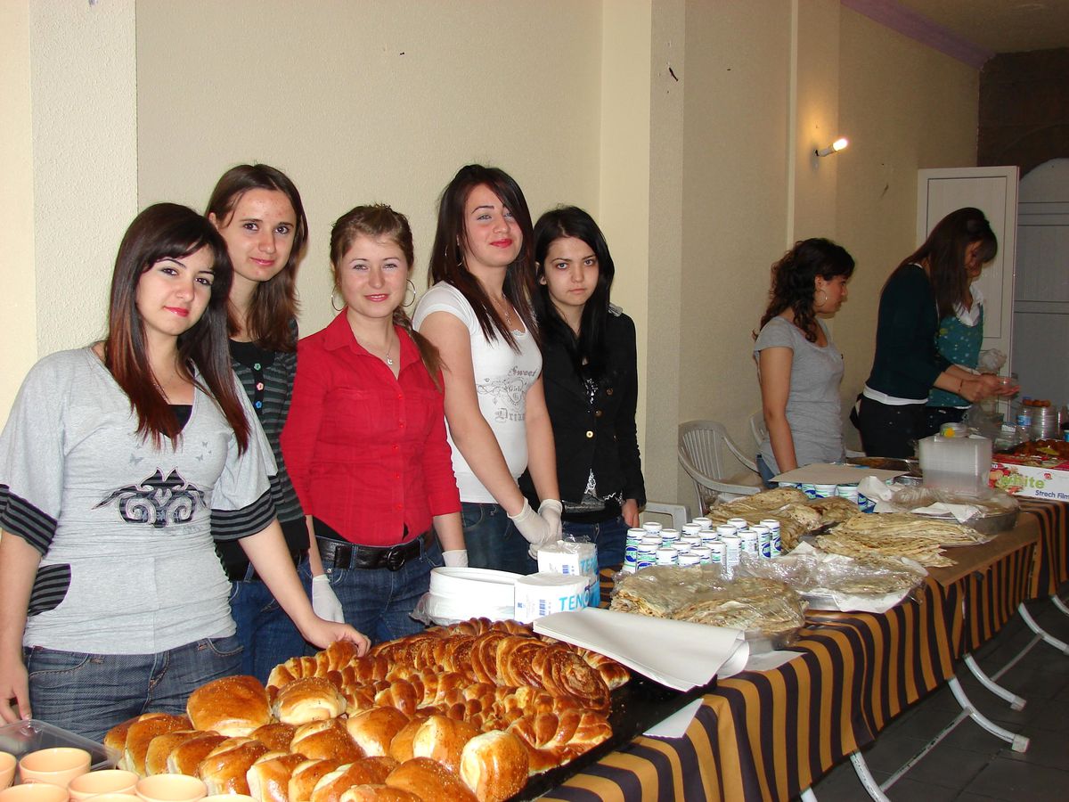 Demirci'de Okul Yararına Kermes
