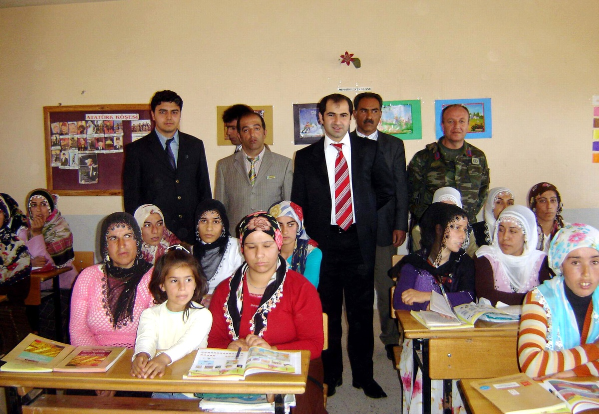Dicle Kaymakamlığı İlköğretim ve Ortaöğretim Okullarına Bin Adet Kitap Dağıttı