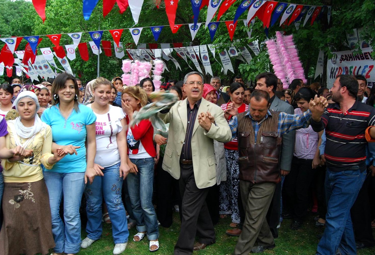 Hıdırellez Şenliklerine Katılan Başkan Can Vatandaşlarla Halay Çekti