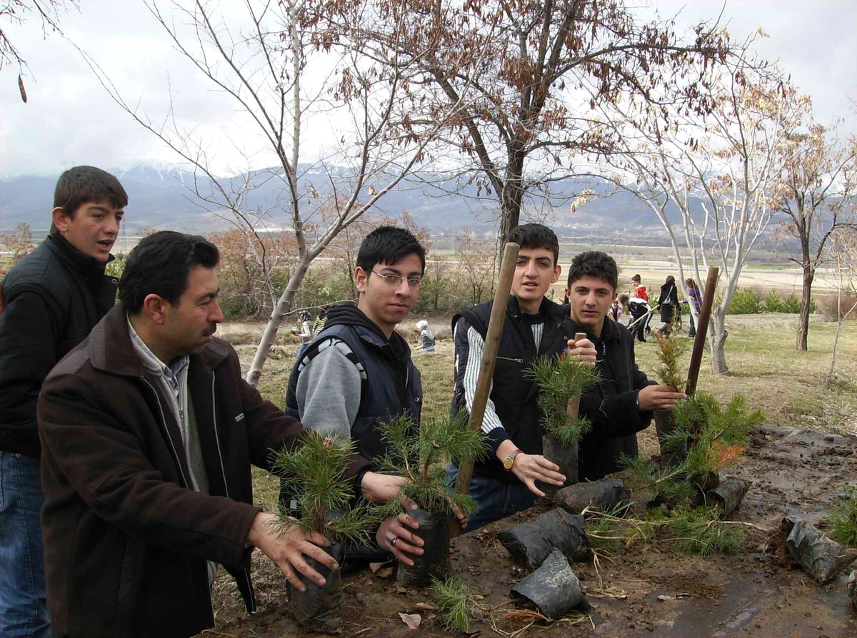 Öğrenciler Fidan Dikti