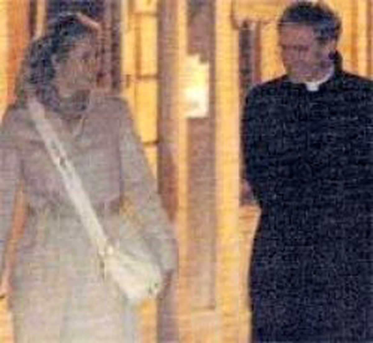 Papa'nın Sekreteri Paparazziye Yakalandı