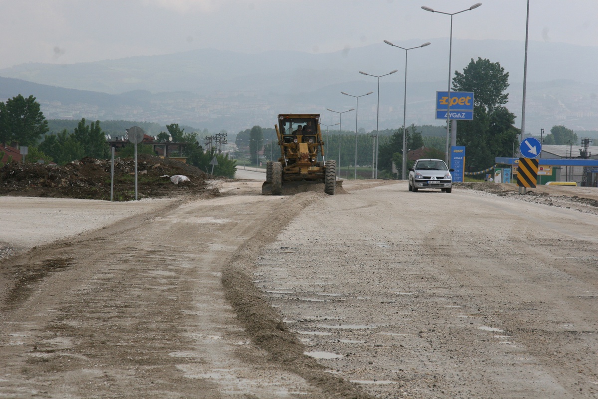 Yağmurun Bozduğu Yollara Dolgu Yapılıyor