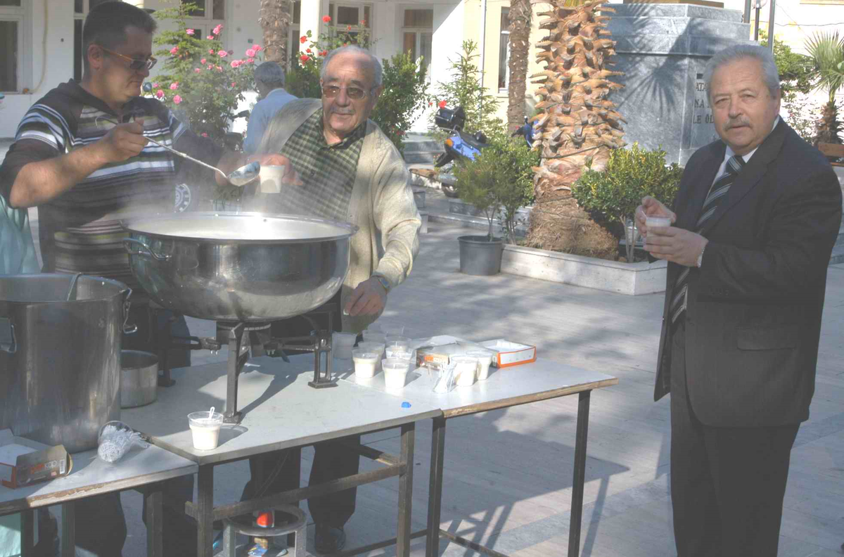 Bayramiç Belediyesiâ€™nden Vatandaşlara Ücretsiz Süt İkramı