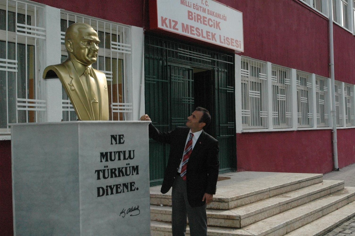 Birecik İlçesinde 'Atatürk Büstü Olmayan Okulumuz Kalmasın' Kampanyası