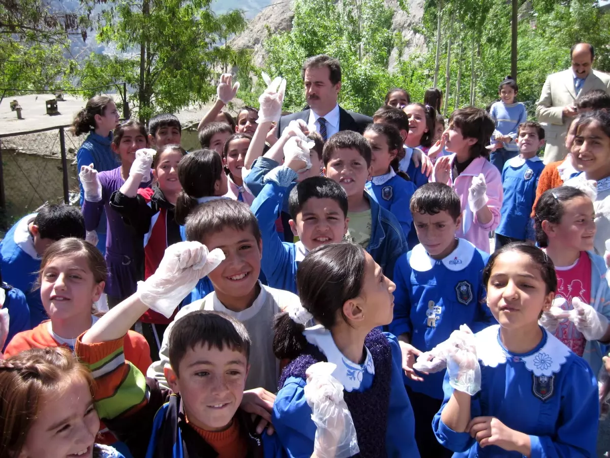 Çevre Haftası Etkinliklerine Katılan Çocuklara Vali Desteği