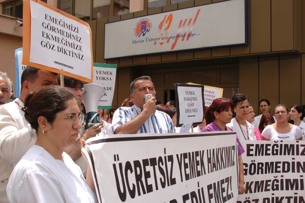 Mersin'de Sağlık Çalışanlarının Yemek Boykotu Sürüyor