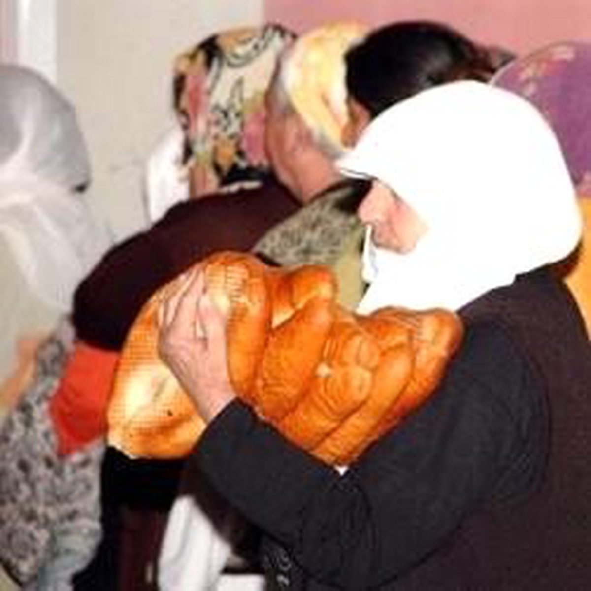 Ucuz Ekmek İçin Geceden Sıraya Giriyorlar