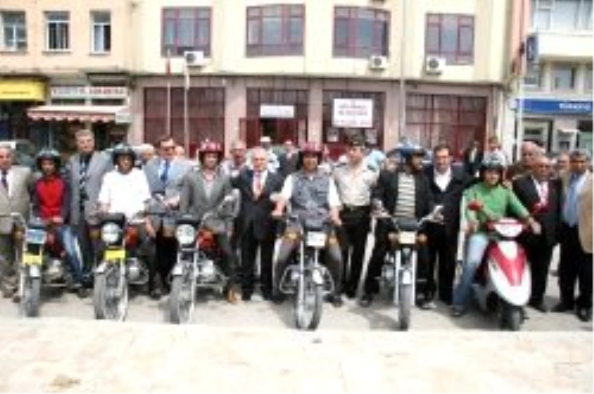 Vali Turhan, Motosiklet Sürücülerina Kask Dağıttı