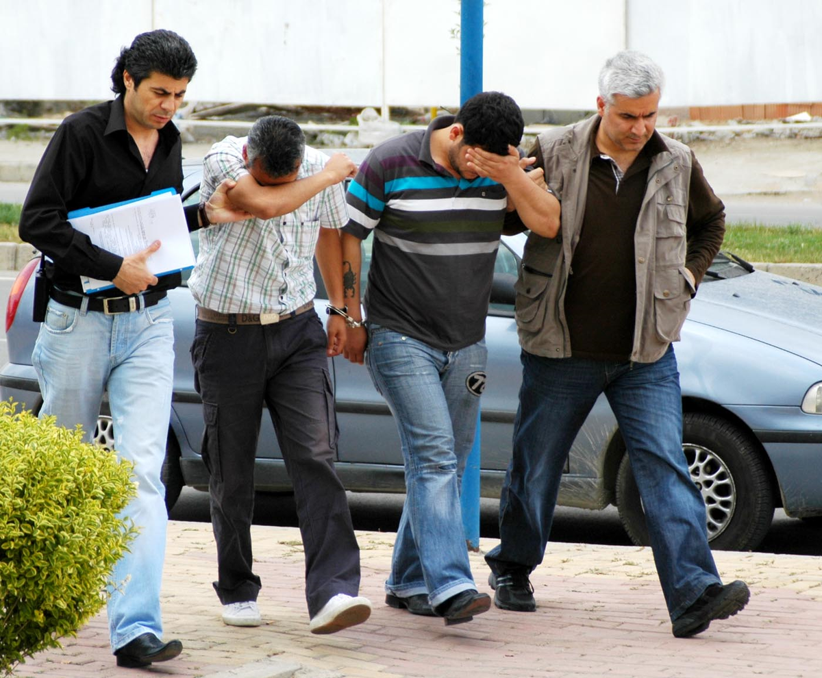 Alanya'da Eczanelerden Sahte Dolarla İlaç Alan 2 Kişi Yakalandı
