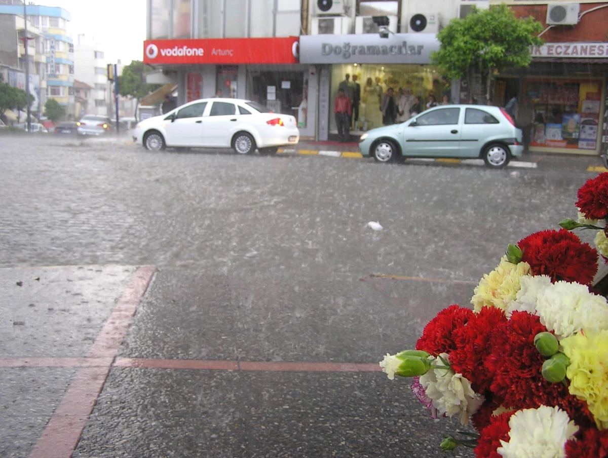 Aydın\'a Dakikada 2 Kilo Yağış Düştü
