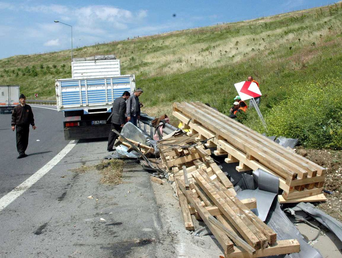 Çevre Yolunda Bariyere Çarpan Kamyonun Sürücüsü Öldü