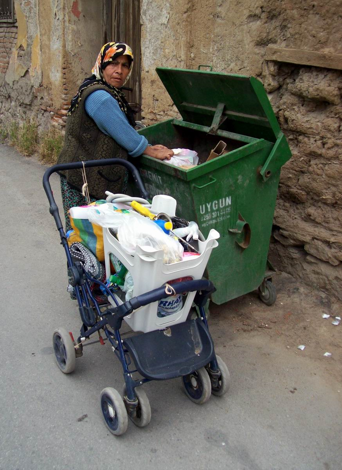 Ekmeğini Çöpten Kazanıyor