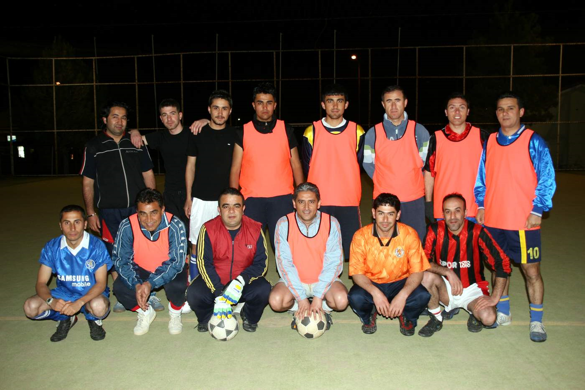 Emniyet Mensupları ile Gazeteciler Halı Saha Futbol Maçı Yaptı