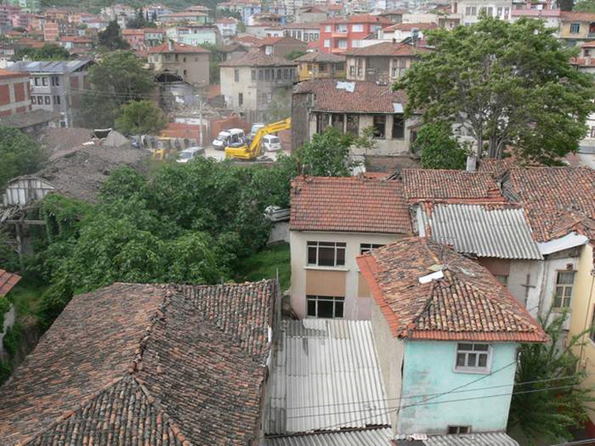 Mudanya'da Metruk Evler Yıkılıyor