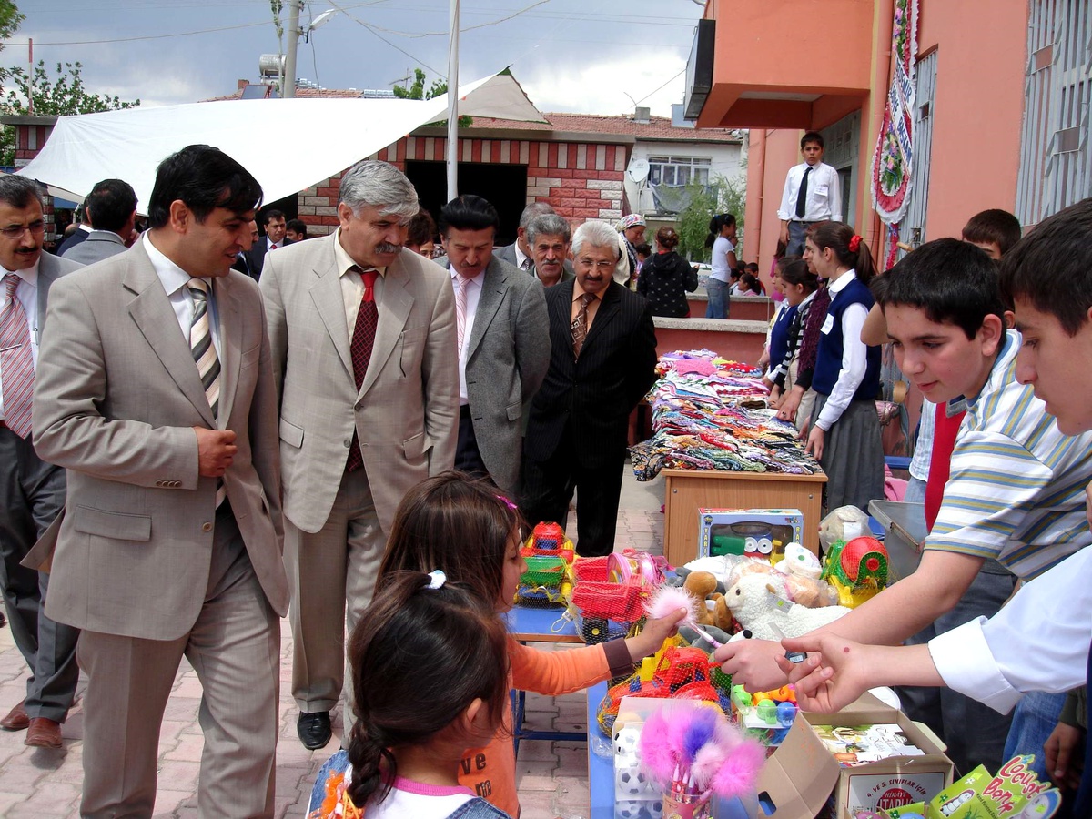 Öğrenciler Okul Yararına Kermes Düzenledi