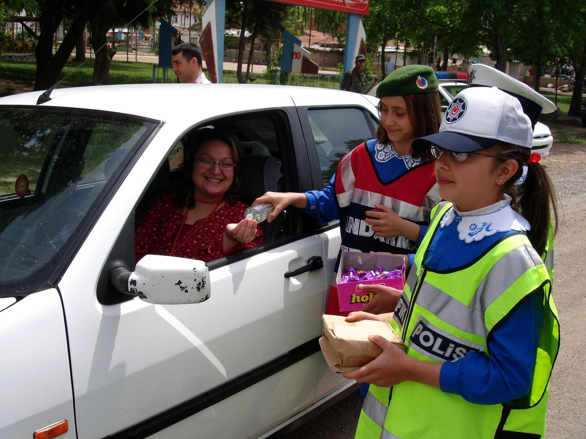 Öğrenciler Trafik Polisi Oldu