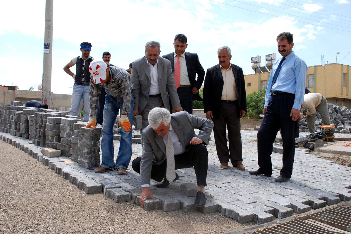 Başkan Toprak, İşçilerle Parke Taşı Döşedi