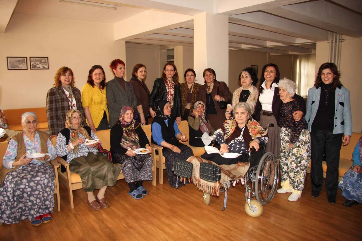 CHP\'li Kadınlardan Huzurevine Ziyaret