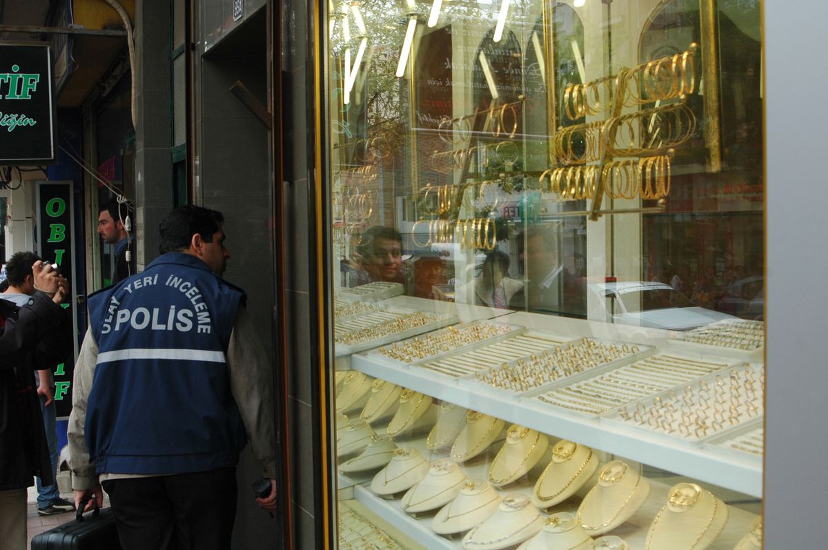 Firar Eden Asker Kuyumcu Soydu, İstanbul'da Barlarda Eğlenirken Yakalandı