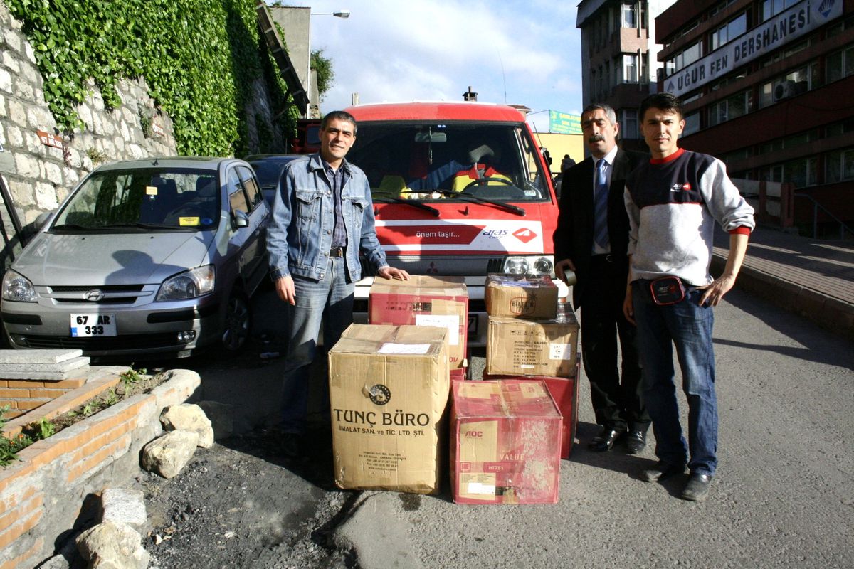 Gazetecilerden Öğrencilere Yardım