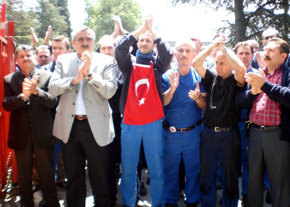 Good-year İşçileri Grev Kararını Fabrikaya Astı