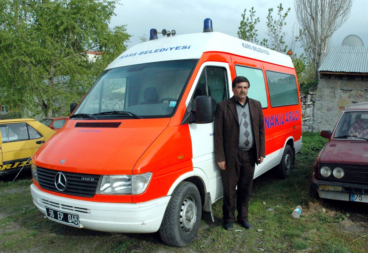 Kars Belediyesi'nin Cenaze Nakil Aracı, Cenaze Taşırken Haczedildi