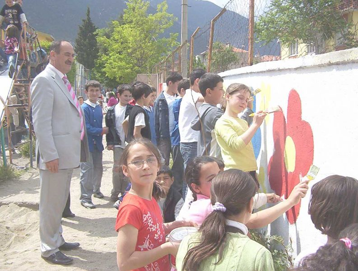Öğrenciler Okullarını Rengarenk Boyadı