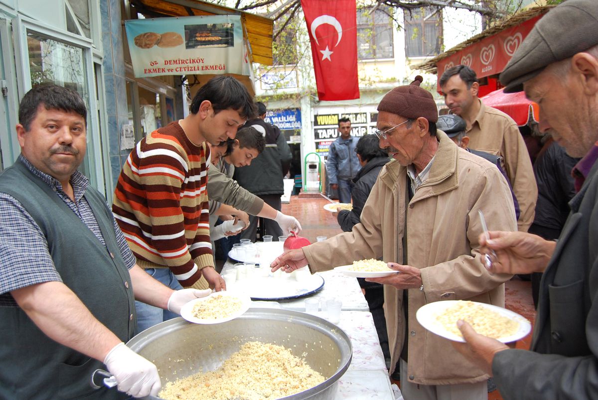 Simav'da Gleneksel Hayır Yemekleri Başladı