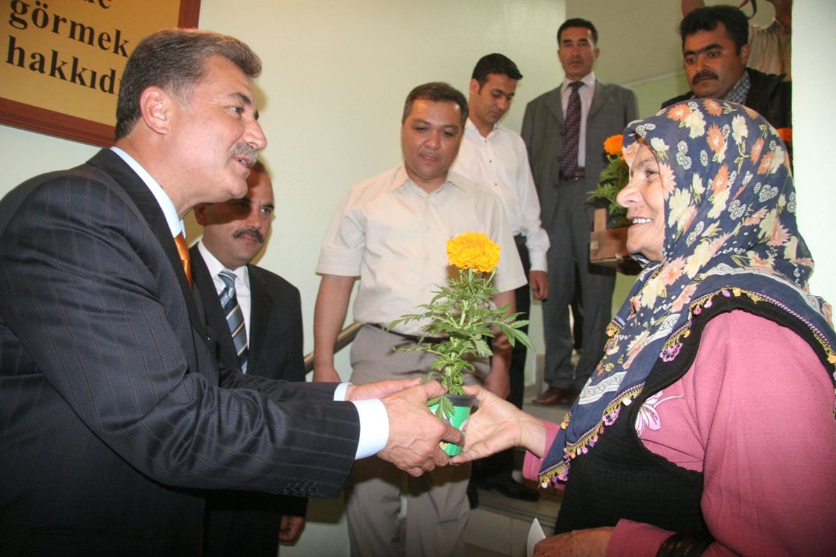 Toroslar Belediyesi'nden 'Anneler Günü'nde 20 Bin Çiçek