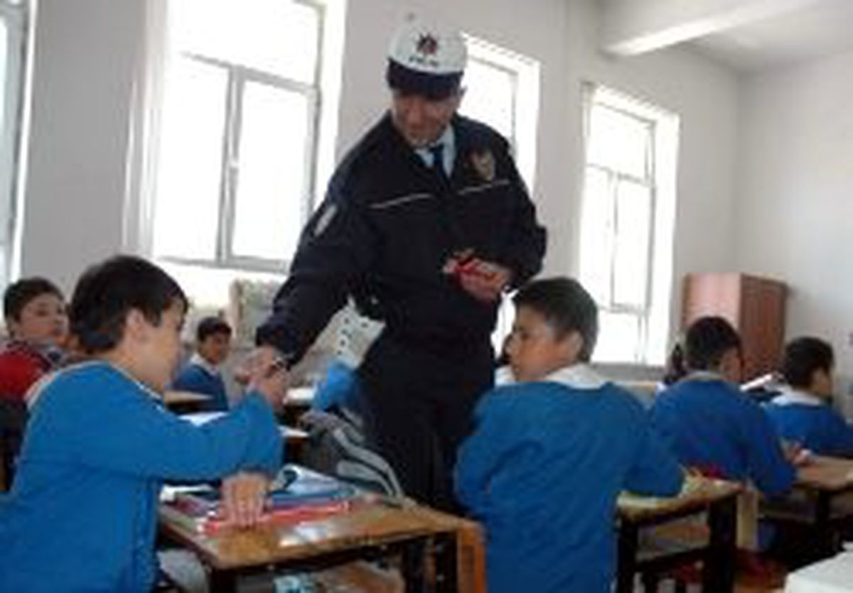 Trafik Polislerinden Önce Yardım, Sonra Ders