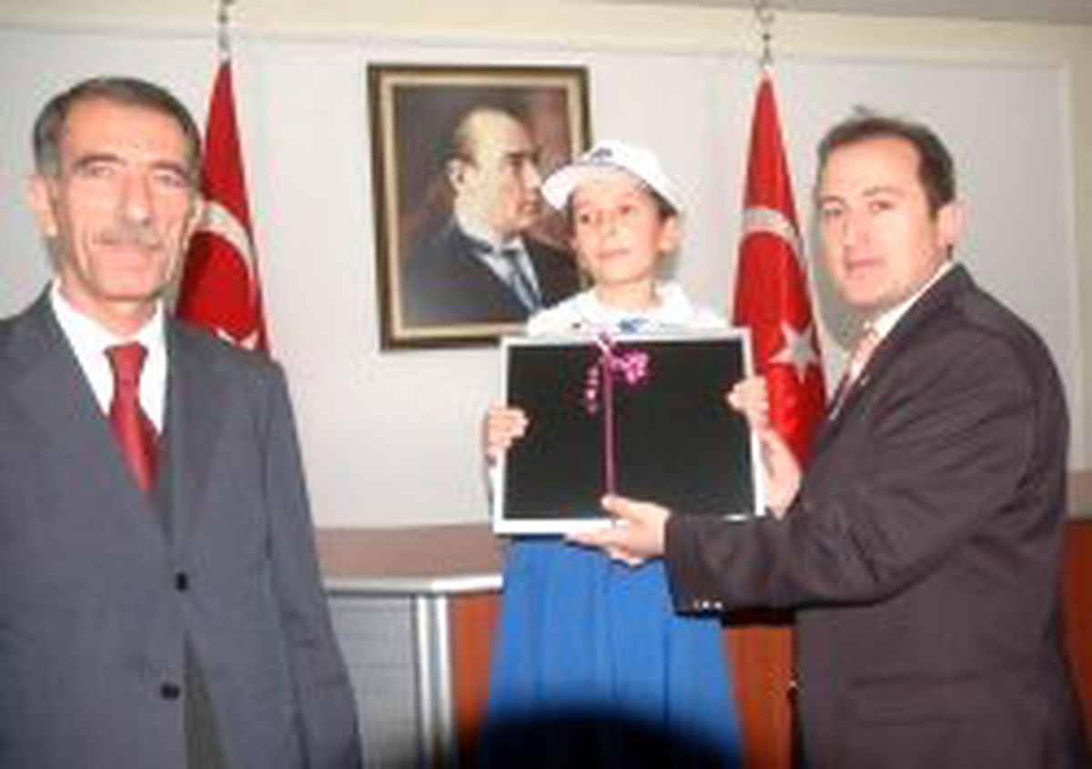 'Ülkemi Seviyorum Belgemi Alıyorum' Kampanyası Talihlisi Öğrenciler Ödüllerini Aldı