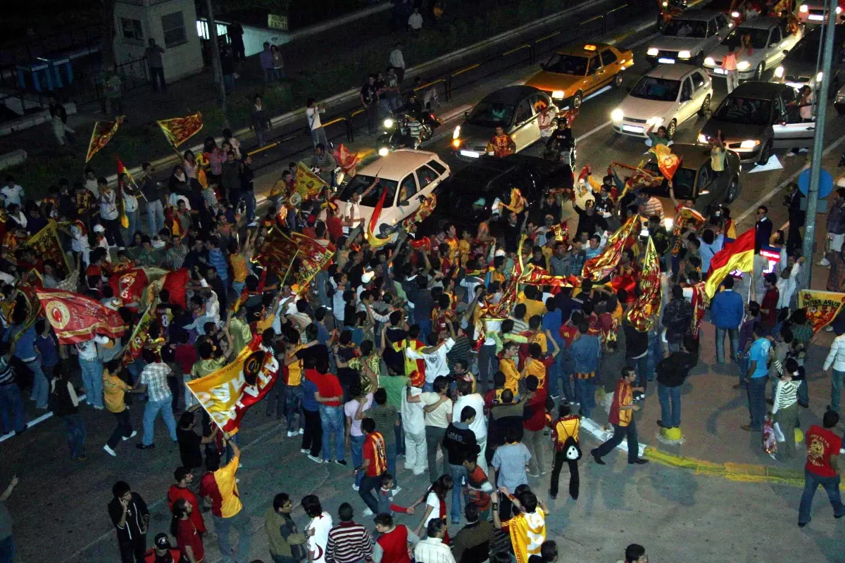 Antalya'da Galatasaray Taraftarlarının Şampiyonluk Sevinci