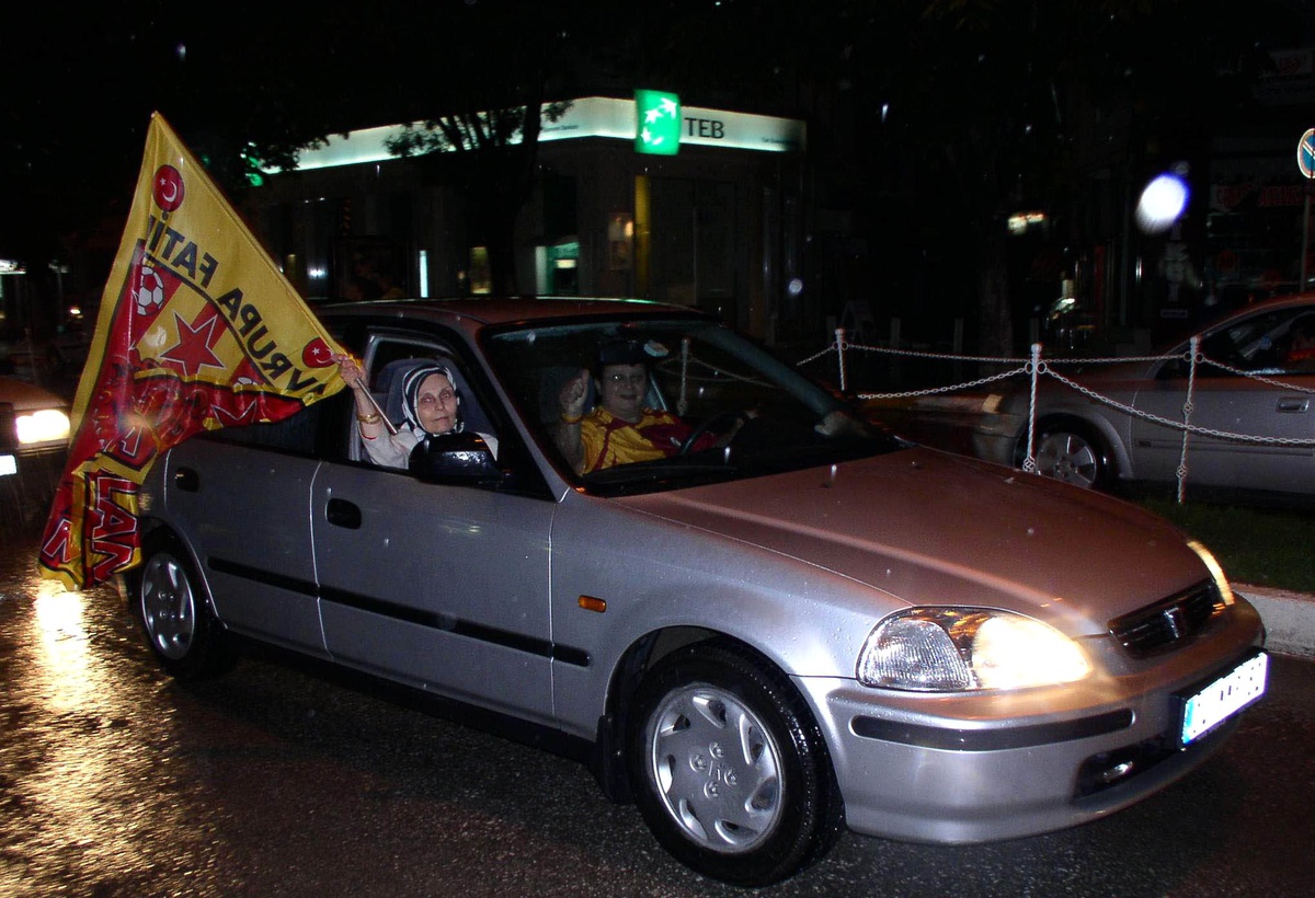 Galatasaraylı Taraftarların Yağmur Altında Şampiyonluk Coşkusu