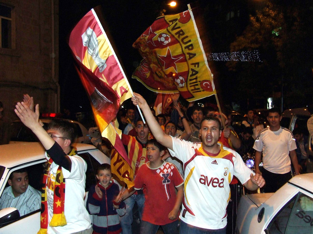 Gaziantep'te Galatasaraylı Taraftarlar Sokaklara Döküldü