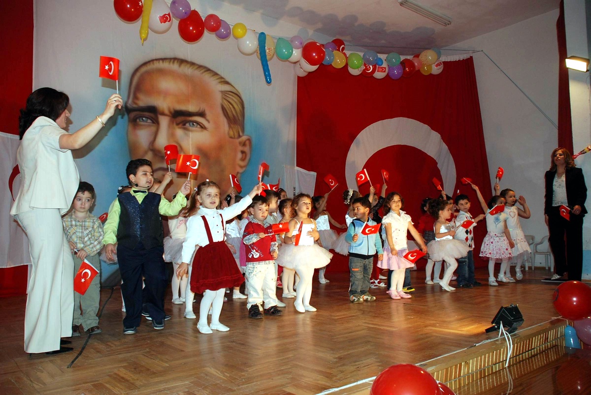 Kızılay Çocuk Yuvası Öğrencilerinden Anneler Günü Gösterisi